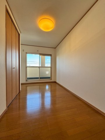 守口市南寺方東通4丁目の洋室|ベランダに面して明るいお部屋です。