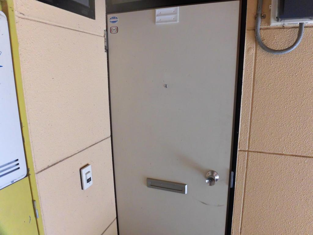 OKハイツの玄関