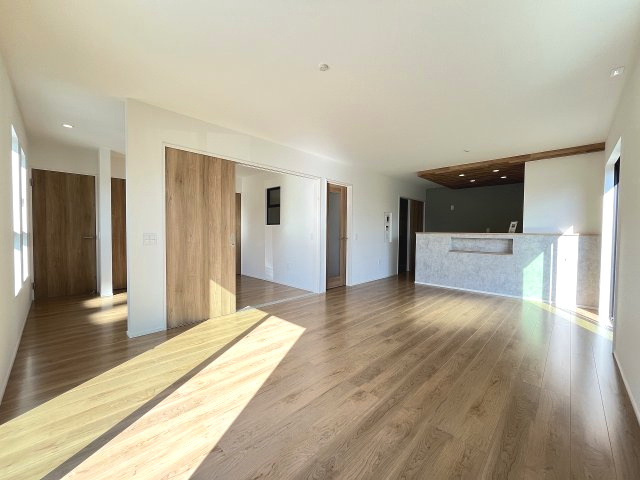 【居間・リビング】 | 糸島市志摩師吉8期・平屋　7号棟（全7棟）【仲介手数料無料・0円】 | 現地写真。リビングです。