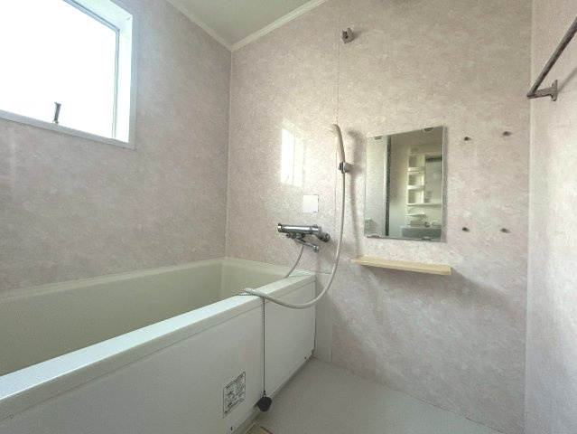 【価格改定】竹の台団地D1棟の浴室|肩までゆったりと浸かれる浴槽で、1日の疲れを癒せます。