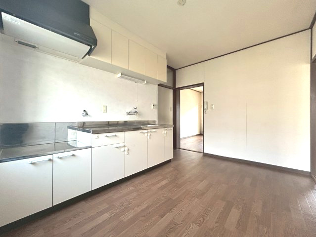 【価格改定】竹の台団地D1棟のキッチン|収納豊富なキッチン。
調理スペースも広々としております。