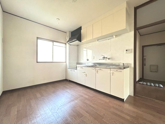 【価格改定】竹の台団地D1棟のキッチン|ホワイトのキッチンで清潔感がございます。