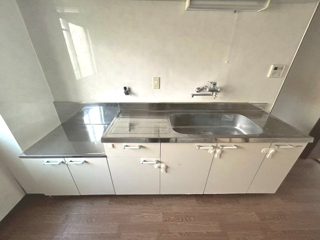 【価格改定】竹の台団地D1棟のキッチン|ご家族で一緒にお料理を楽しめる広さです。