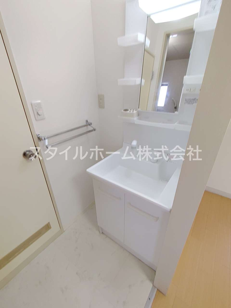 ライラックAの洗面所|別部屋写真です。