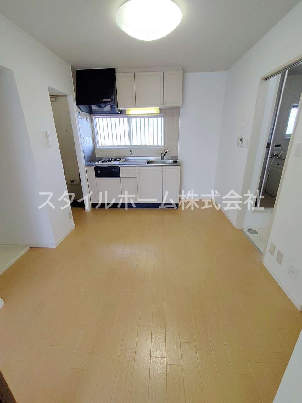 ライラックAの居間・リビング|別部屋写真です。