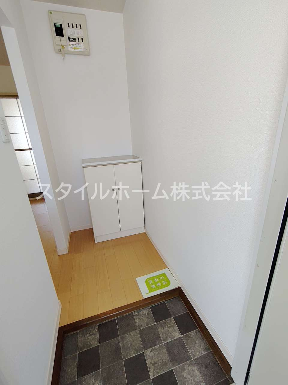 ライラックAの玄関|別部屋写真です。