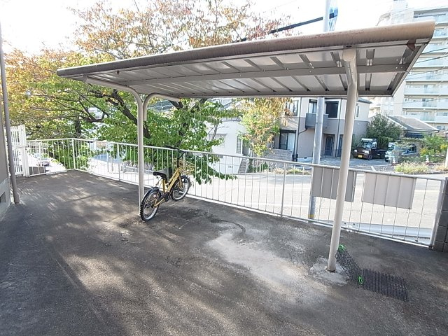 ファミール長田のその他共用部分|屋根付き駐輪スペース