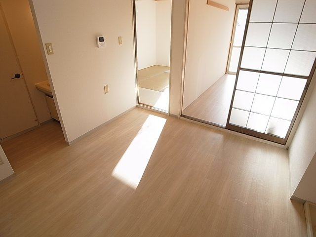 ファミール長田の居間・リビング|各部屋からの採光タップリの室内