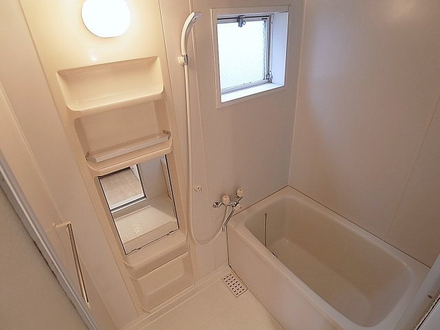 ファミール長田の浴室|小窓付き、鏡も付いたバスルーム