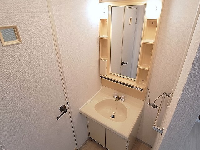 ファミール長田の洗面所|独立洗面台を完備してます