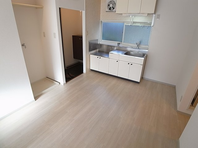 ファミール長田の居間・リビング|白基調の綺麗な室内です