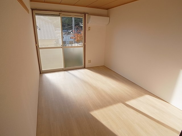 ファミール長田の内装|日当たり良好の洋室、エアコンも付いてます