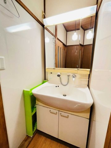 あきる野市野辺　中古戸建の独立洗面台|1階洗面台