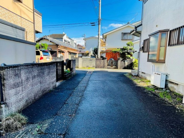 あきる野市野辺　中古戸建の前面道路含む現地写真