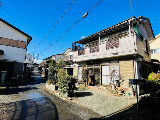 あきる野市野辺　中古戸建の外観|駐車スペースは軽自動車１台可能です。