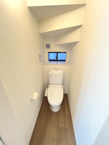 【トイレ】 | 糸島市加布里4丁目4期　1号棟（全1棟）【仲介手数料無料・0円】 | 現地写真。1階のトイレです。