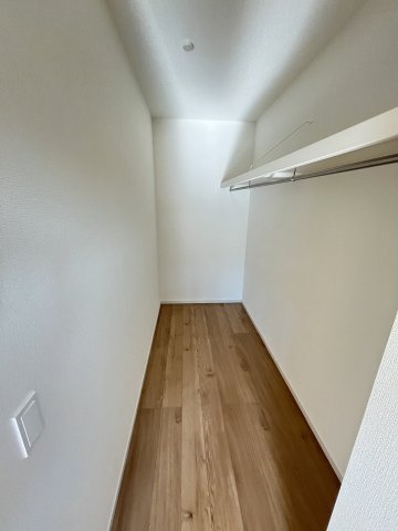 【収納】 | 糸島市加布里4丁目4期　1号棟（全1棟）【仲介手数料無料・0円】 | 現地写真。ウォークインクローゼットです。