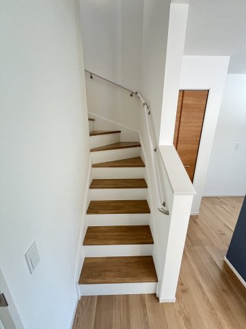 【内装】 | 糸島市加布里4丁目4期　1号棟（全1棟）【仲介手数料無料・0円】 | 現地写真。2階へ上がる階段です。手摺もついて安全ですね。