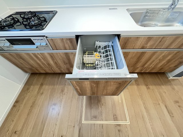 【キッチン】 | 糸島市加布里4丁目4期　1号棟（全1棟）【仲介手数料無料・0円】 | 現地写真。食洗器が付いてます。