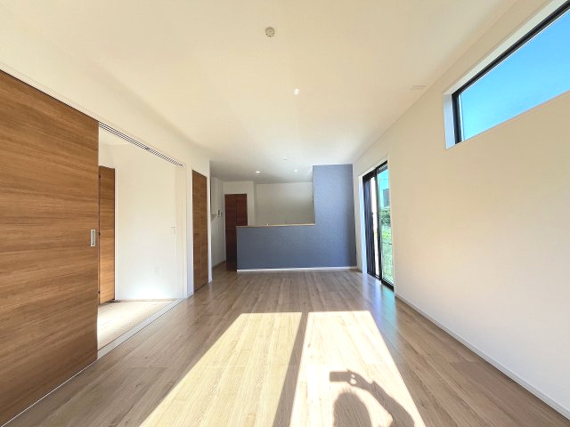 【居間・リビング】 | 糸島市加布里4丁目4期　1号棟（全1棟）【仲介手数料無料・0円】 | 現地写真。リビングです。