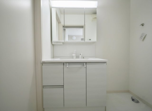 朝霞市三原3丁目の独立洗面台|使いやすい三面鏡の洗面台
鏡裏やベースキャビネットなど収納スペースもしっかり設けているので水回りをキレイにお使いいただけます