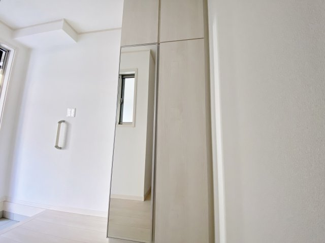 朝霞市三原3丁目の玄関|ミラー付きトール型下足入れ
お出かけ前の身だしなみチェック出来ます