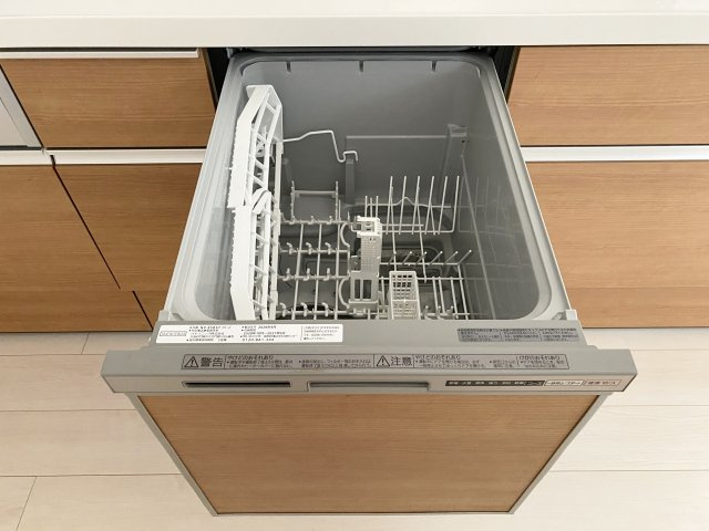 朝霞市三原3丁目のキッチン|食後の片づけに便利な食器洗乾燥機が標準装備です 時間が有効活用でき、節水にもなります