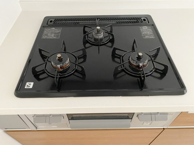 朝霞市三原3丁目のキッチン|手軽にお手入れができるガラストップコンロを装備しています