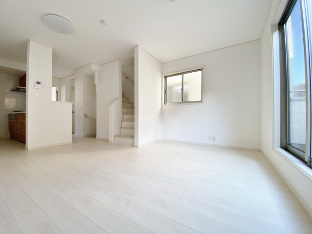 朝霞市三原3丁目の居間・リビング|LDK14.8帖　南側バルコニーから豊かな採光が注ぎ込み、明るくリビングを照らしてくれます