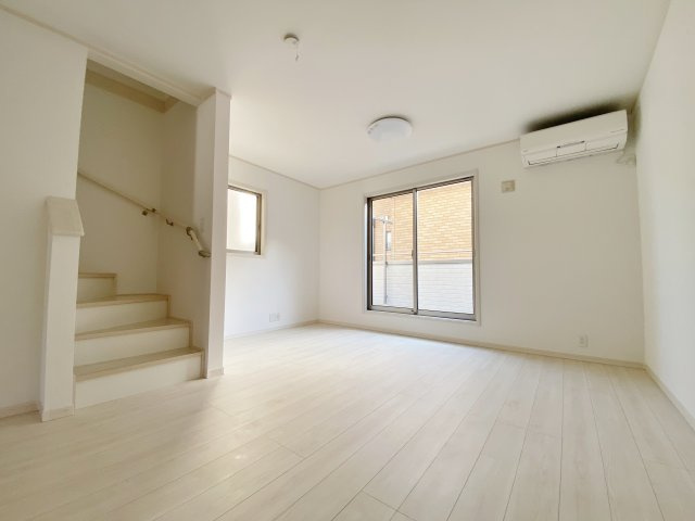 朝霞市三原3丁目の居間・リビング|南向きLDK14.8帖
三面開口により光と風を感じる心地よい団欒の場です
エアコン設置してます