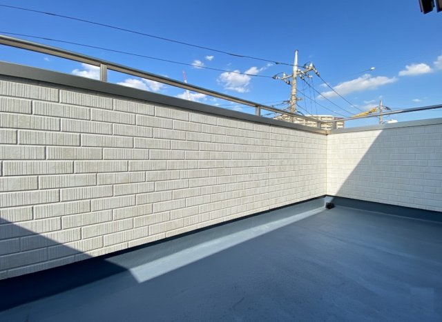 朝霞市三原3丁目のバルコニー|奥行のあるワイドバルコニー
豊かな採光と心地よい風を導くバルコニーが3カ所ございます