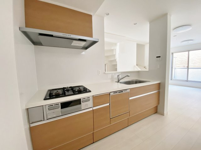 朝霞市三原3丁目のキッチン|食後の片づけに便利な食器洗乾燥機付きです 時間が有効活用でき、節水にもなります