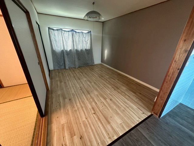 福岡県田川市1棟売りマンション、戸建ての洋室