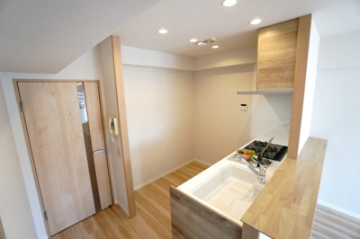 【その他】 | 【上質リノベ】ライオンズマンション己斐本町 | 【キッチンスペース】
リビングに面した明るい対面キッチンにリノベーション！
キッチン天板は白、収納扉は木調をセレクトし、優しい雰囲気を醸し出しています。
また、多機能で毎日の家事を手助けしてくれます！