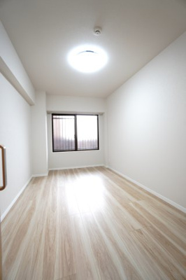 【洋室】 | 【上質リノベ】ライオンズマンション己斐本町 | 【洋室約6.1帖】
心と体をゆったりと安らげる主寝室。
寝室のゆとりが大きい分だけ、
暮らしの安らぎは深まります。
一日の疲れを癒すだけでなく、
ご夫婦の親密な語らいを紡ぎ出します。