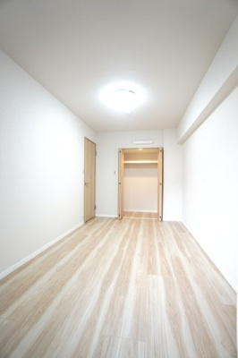 【洋室】 | 【上質リノベ】ライオンズマンション己斐本町 | 【洋室約6.1帖】
どんな家具や敷物でも部屋に馴染みやすく、
コーディネートがし易そうですね。
配置も柔軟に対応できるので身の回りの整理もし易い！
自分好みの空間に出来そうですね！