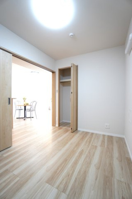 【居間・リビング】 | 【上質リノベ】ライオンズマンション己斐本町 | 【洋室約4.5帖】
居室にはクローゼットを完備。
自由度の高い家具の配置が叶うシンプルな空間です。
お子様の成長と人数と共に必要になる
子供部屋にもぴったりの間取りですね。