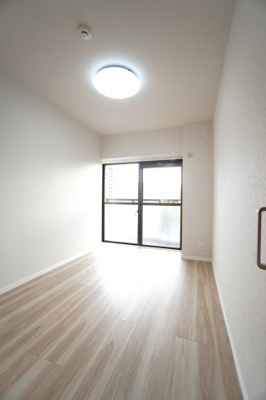 【洋室】 | 【上質リノベ】ライオンズマンション己斐本町 | 【洋室約5.5帖】
在宅勤務・リモートワークの書斎や、
趣味やくつろぎのスペースとしても。
家族と一緒に楽しい時間を過ごす中にも、
一人でくつろげる時間と場所は特に良いですね。