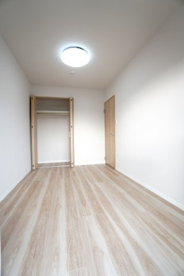 【洋室】 | 【上質リノベ】ライオンズマンション己斐本町 | 【洋室約5.5帖】
将来、ライフスタイルや家族構成が変わった時等、
第2子供部屋としても活用できそうですね！
勿論、壁掛けエアコンも取付が出来ますので、
快適な居室環境で過ごせそうです！