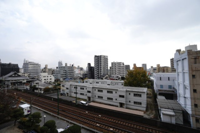 【展望】 | 【上質リノベ】ライオンズマンション己斐本町 | 【四季を感じる】
四季の移ろい・爽やかな青空や風を感じられ
自然を愉しめるパノラマビュー。
毎日の暮らしに余裕を感じさせてくれる、
遮る物の無い開放的な眺望を是非、ご堪能ください。
