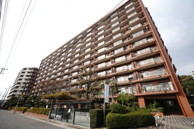 【外観】 | 【上質リノベ】ライオンズマンション己斐本町 | 【耐震性】
耐震性の高さを判断するポイントは、
建築確認申請日が1981年6月1日以降の
新耐震基準に適合しているかどうか。
震度６程度の大地震でも
建物が崩壊しないレベルが基準になりました。