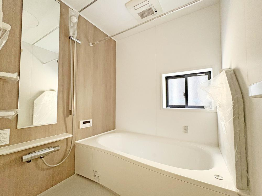 【GRAFARE　ZEH水準仕様】小平市上水新町３期全15棟の浴室|浴室乾燥機搭載の1坪サイズバスルーム。足を伸ばしてゆったりと浸かれるのはもちろん、洗い場も広さがあるので立ったりしゃがんだりする動作もスムーズ。