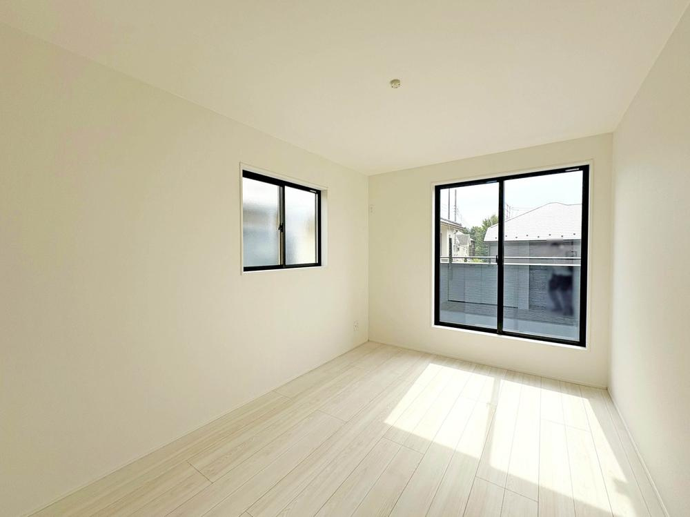 【GRAFARE　ZEH水準仕様】小平市上水新町３期全15棟の洋室|南向きにバルコニーが設けられているので、日中は照明を使わなくても自然光で明るく過ごせます。