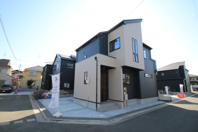 【GRAFARE　ZEH水準仕様】小平市上水新町３期全15棟の外観|安定の地盤、武蔵野の豊かな自然に寄り添う2層住居の街並み。暮らしやすさを享受する邸宅