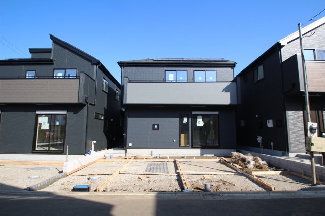 【GRAFARE　ZEH水準仕様】小平市上水新町３期全15棟の外観|「小平市立中央公園」や「上水公園」など自然に囲まれた環境。子育て世帯にも安心して過ごせる立地

