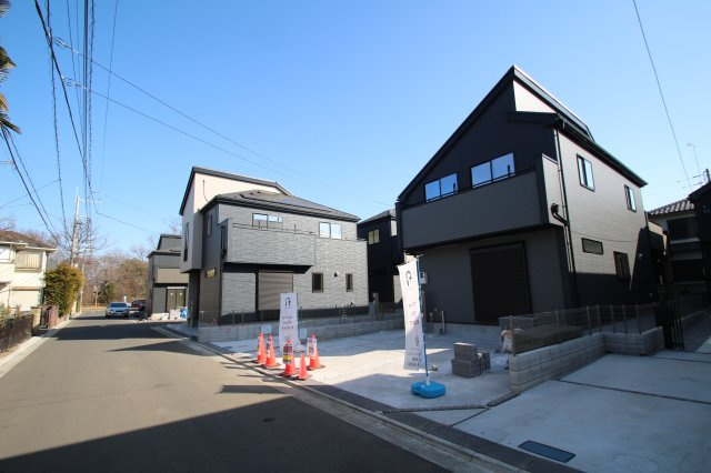 【GRAFARE　ZEH水準仕様】小平市上水新町３期全15棟の外観|ウォークインクローゼットを完備。お子様のおもちゃやゴルフバックなど、大きなお荷物をお持ちの方や、季節物の家電製品やキャリーバック、お荷物が多い方でも安心のスペースです