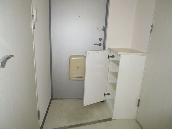 スクエア・アパートメントの玄関