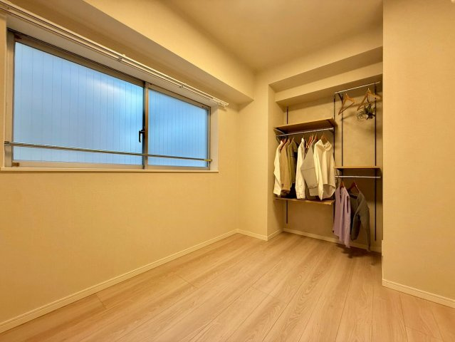 ソーケン日暮里マンションの洋室|部屋収納もバッチリです！見せる収納も流行っていますが、やはり見せない収納も大切ですね。

現地ご見学希望・資料請求などお気軽にお問い合わせ下さい！
03-5990-5201