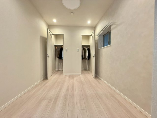 ソーケン日暮里マンションの洋室|四季に応じて衣類などをしまう事ができる、大型収納スペースのウォークインクローゼット！

現地ご見学希望・資料請求などお気軽にお問い合わせ下さい！
03-5990-5201