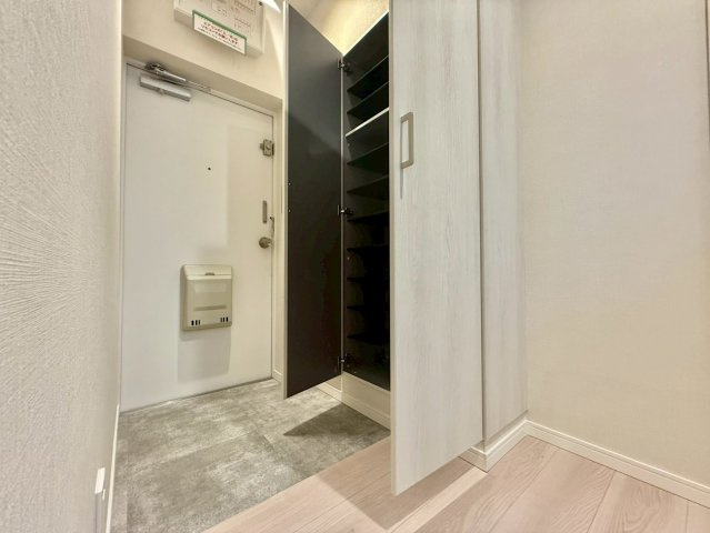 ソーケン日暮里マンションの玄関|玄関横にはシューズボックスがついているため、片付いた玄関がキープできます！

現地ご見学希望・資料請求などお気軽にお問い合わせ下さい！
03-5990-5201